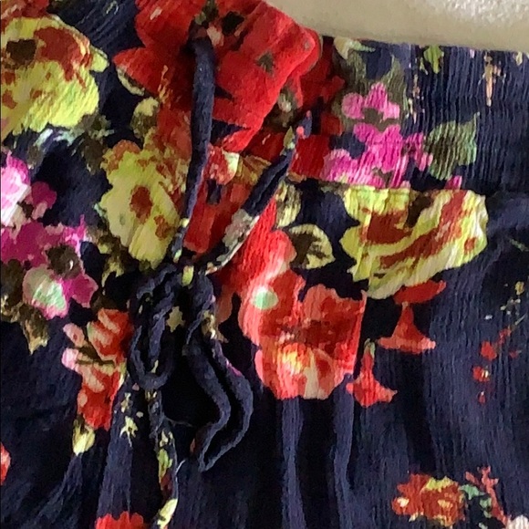 LOVE TREE Floral Shorts Size Large - Picture 2 of 6